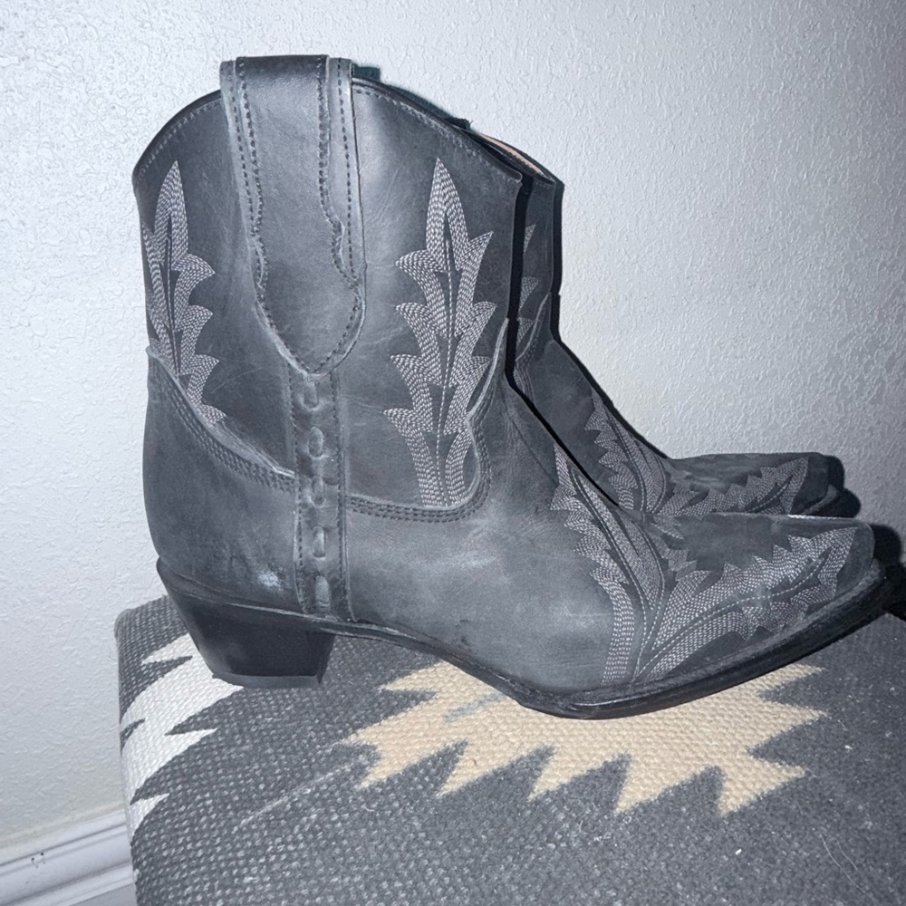 Circle G Gray Western Boots